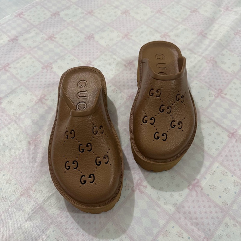 Gucci Casual Closed-Toe Slippers With Rubber Cutouts